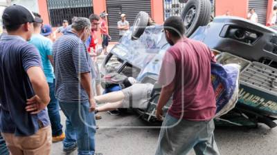 Al menos cuatro pasajeros resultaron heridos después que un microbús (tipo rapidito) se volcara en la 2 calle y 8 avenida del barrio Medina de San Pedro Sula.