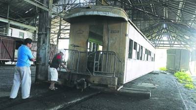 FR Puerto CortÃ©s. Cortado con acetileno, el Ferrocarril Nacional fue despedazado y vendido como chatarra. En los Ãºltimos cinco aÃ±os, el saqueo no tuvo lÃ­mites. Las locomotoras, las plataformas, los ejes de los vagones que habÃ­an quedado en el taller de esta ciudad fueron cortados, robados y vendidos por las mismas autoridades que administraban este transporte. Nov 2014