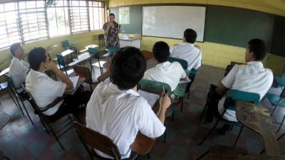 Estudiantes en clases de recuperación en la escuela Leopoldo Aguilar de San Pedro Sula.