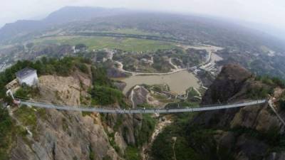 La estructura está situada en el parque forestal de Tianmenshan en el gran cañón de Zhangjiajie, en el centro de China.