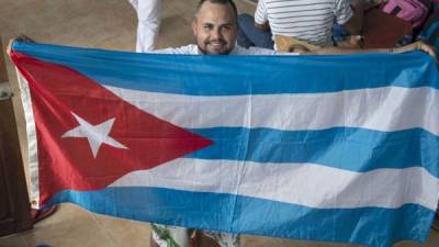 Un cubano despliega la bandera de su país en el poblado costarricense La Cruz , Guanacaste. afp