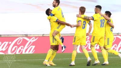 Antony Lozano mientras era felicitado por sus compañeros del Cádiz.