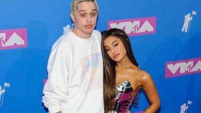 Pete Davidson y Ariana Grande en la pasada gala de los MTV VMAs. Foto archivo.