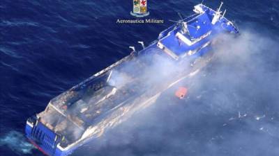 Fotografía facilitada por la Fuerza Aérea italiana hoy que muestra al ferri 'Norman Atlantic', incendiado el pasado domingo entre Grecia e Italia en el mar Adriático. EFE/ITALIAN AIR FORCE