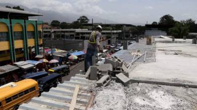 Un obrero trabaja en la construcción de un edificio en la segunda calle del barrio Medina. Foto: Amílcar Izaguirre.