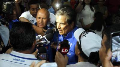 Jorge Luis Pinto fue rodeado por un mar de periodistas a su regreso a San Pedro Sula. Foto Neptalí Romero