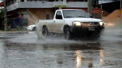 Un automóvil pasa sobre el quiebrapatas rebalsado de aguas negras. Foto: Ricardo Claros.