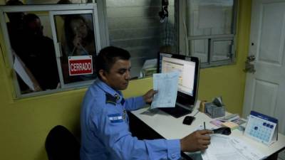 En la sección de multas de la regional de Tránsito registran infractores que cometen hasta siete faltas en un mes. Foto: Amilcar Izaguirre.