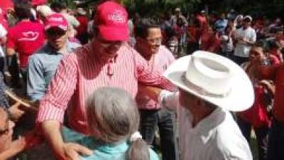 Con mucho cariño fue recibido el líder liberal Mauricio Villeda en los municipios al oriente de Honduras.