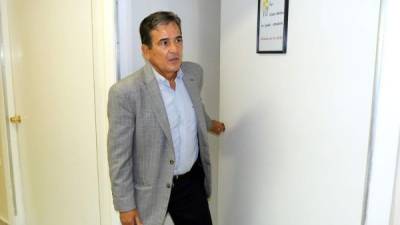 Jorge Luis Pinto al momento de salir de la habitación en la que está Chelato Uclés.