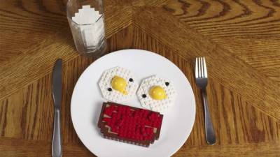 Un desayuno con bloques de Lego.