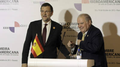 El jefe de gobierno español Mariano Rajoy junto al secretario general iberoamericano Enrique Iglesias.