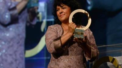 Berta Cáceres, asesinada en marzo de 2016. Foto en vida de cuando recibía el Premio Goldman por su lucha ambiental y social.