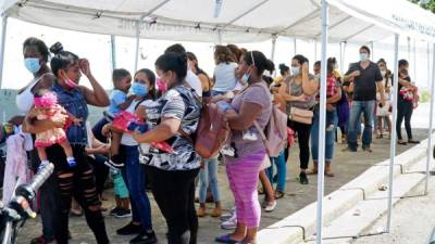 Pacientes esperan para ser atendidos bajo un carpa instalada afuera del centro de salud. Fotos. A. Izaguirere