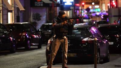 La policía gala ha desplegado un gran operativo en París para intentar capturar a un segundo atacante. AFP.