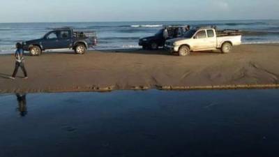 Tres carros que estaban varados a orillas de la playa cuando fueron atacados.