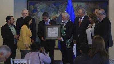 El presidente de Honduras, Juan Orlando Hernández, posa con el condecorado con la Orden José Cecilio de Valle al director de la Real Academia Española (RAE), Darío Villanueva Prieto .