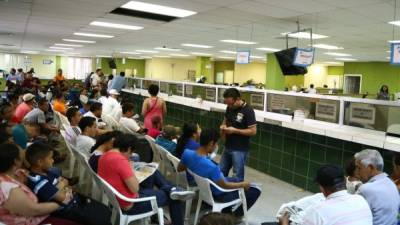 Personas en las oficinas de la DEI en la ciudad esperando atención. Foto: Franklyn Muñoz.