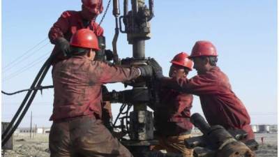 Trabajadores en una refinería de China. La caída del petróleo ya afecta la economía de los países productores.