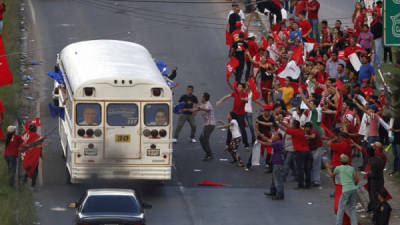 Seguidores de Libre lanzan piedras a buses de activistas del Partido Nacional