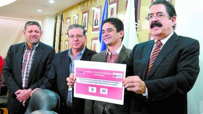 Los miembros del Tribunal junto a Mel Zelaya.