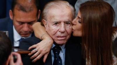 El expresidente argentino Carlos Menem junto a su hija Zulema Menem. Foto de archivo fechada el 10 de diciembre de 2019. EFE