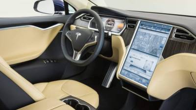 Tesla es conocida por fabricar automóviles eléctricos y tecnológicamente avanzados.