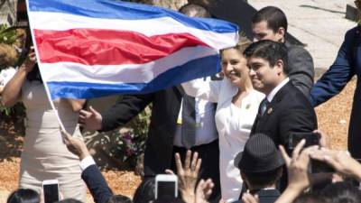 El periodista y politólogo Carlos Alvarado juró este martes como presidente de Costa Rica en una ceremonia en la plaza capitalina de la Libertad, con presencia de varios gobernantes latinoamericanos.