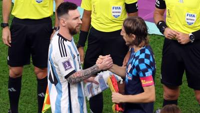 Lionel Messi saludando a Luka Modric antes del pitazo inicial del Argentina vs Croacia.