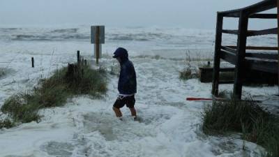 PANAMA CITY BEACH, FL - OCTOBER 10: Cameron Sadowski walks along where waves are crashing onto the beach as the outer bands of hurricane Michael arrive on October 10, 2018 in Panama City Beach, Florida. The hurricane is forecast to hit the Florida Panhandle at a possible category 4 storm. Joe Raedle/Getty Images/AFP