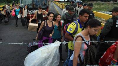 Un grupo de 42 colombianos deportados de Venezuela y que entró hoy a Colombia por el departamento de La Guajira (norte) se suma a los 1,071 ciudadanos que hasta ayer habían salido del vecino país por Cúcuta, informó Migración Colombia.