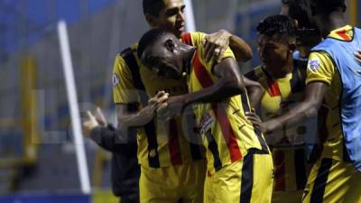 Jugadores del Real España celebrando el segundo gol ante Juticalpa, marcado por Darixon Vuelto. Foto Neptalí Romero