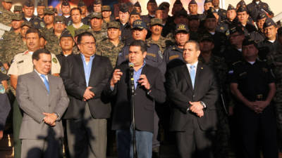 El presidente de Honduras, Juan Orlando Hernández, anunció este martes en conferencia de prensa que telefónicas tienen 15 días para devolver la señal a los pobladores afectados por el bloqueo de llamadas en los centros penales de Honduras.