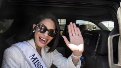 La Miss Universo nicaragüense Sheynnis Palacios saluda a su llegada al Aeropuerto Internacional Juan Santa María en Alajuela, Costa Rica, el 26 de febrero de 2024.