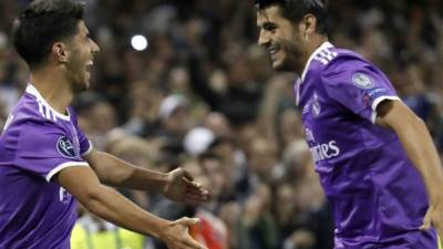 Marco Asensio festejando con Morata. FOTO EFE.