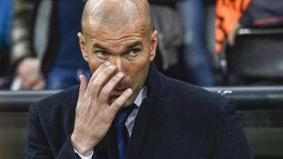 FIS02 MÚNICH (ALEMANIA), 12/04/2017.- El técnico galo del Real Madrid, Zinedine Zidane , antes del inicio del partido de ida de los cuartos de final de la Liga de Campeones entre el Bayern de Múnich y el Real Madrid disputado en el Allianz Arena de Múnich, Alemania, hoy 12 de abril de 2017. EFE/FILIP SINGER