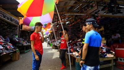 La 6 calle en el barrio Medina ha sido invadida nuevamente por varios vendedores que bloquean el paso de los vehículos. La situación se ha repetido en años anteriores y en otras calles del centro de la ciudad, lo que provoca un desorden.