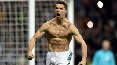 Cristiano Ronaldo ha celebrado en varias ocasiones quitándose la camiseta para mostrar su físico. Foto AFP