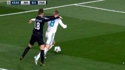 Lo Celso derribó a Toni Kroos en el área del PSG.