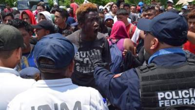 Policías federales y autoridades migratorias mexicanas frenaron ayer una caravana de 420 migrantes, la mayoría hondureños, que cruzó la frontera sur de México y que tenía como destino Estados Unidos.