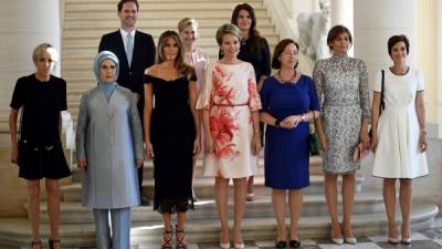 La Casa Blanca publicó esta imagen de Melania Trump junto a las esposas de los líderes mundiales en la cumbre de la OTAN, omitiendo el nombre del primer caballero de Luxemburgo, casado con el único primer ministro gay del mundo. AFP.