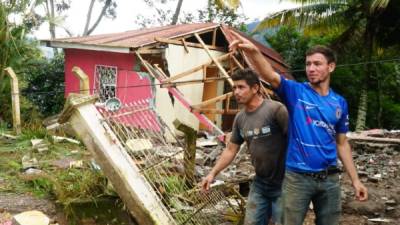 Familias en la aldea La Fe han evacuado casi en su totalidad debido a la amenaza de más derrumbes. El matrimonio López Chicas es una de las familias que permanece en la aldea debido a que su hijo menor tiene microcefalia. Fotos: Amílcar Izaguirre.