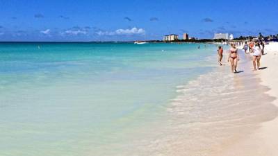 Para un buen bronceado y una vista espectacular, se recomienda Eagle Beach.