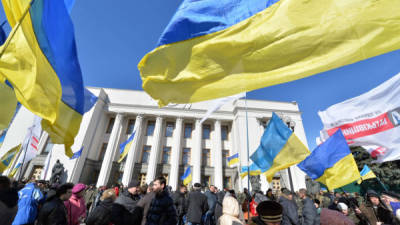 La Unión Europea (UE) anunció este lunes sanciones contra personalidades, rusas y ucranianas, consideradas responsables de la organización del referéndum en Crimea.