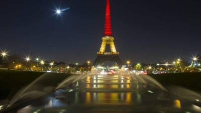 La torre Eiffel se iluminó con los colores de la bandera de Bélgica tras los atentados del Isis el pasado martes.