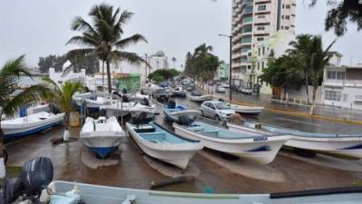 Vista general de embarcaciones fuera del mar ayer, miércoles 9 de agosto de 2017, en el estado de Veracruz (México). EFE