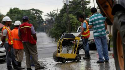 Cuadrillas de la concesionaria durante trabajos de mejora en el centro de la ciudad.