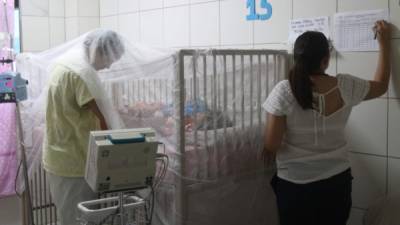 Foto referencial de una sala de pacientes con dengue.