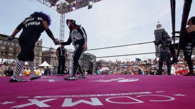 Fotografía cedida por el Gobierno de la Ciudad de México hoy, sábado 21 de julio de 2018, que muestra a luchadores durante una función, en el Zocalo, en Ciudad de México (México). EFE/Gobierno mexicano