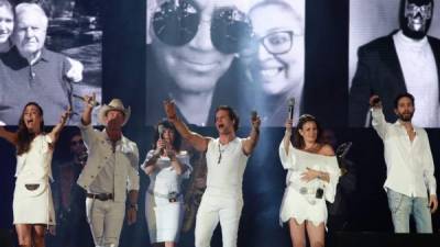 Timbiriche puso el toque nostálgico de la noche al cantar clásicos como “Con todos, menos conmigo”.